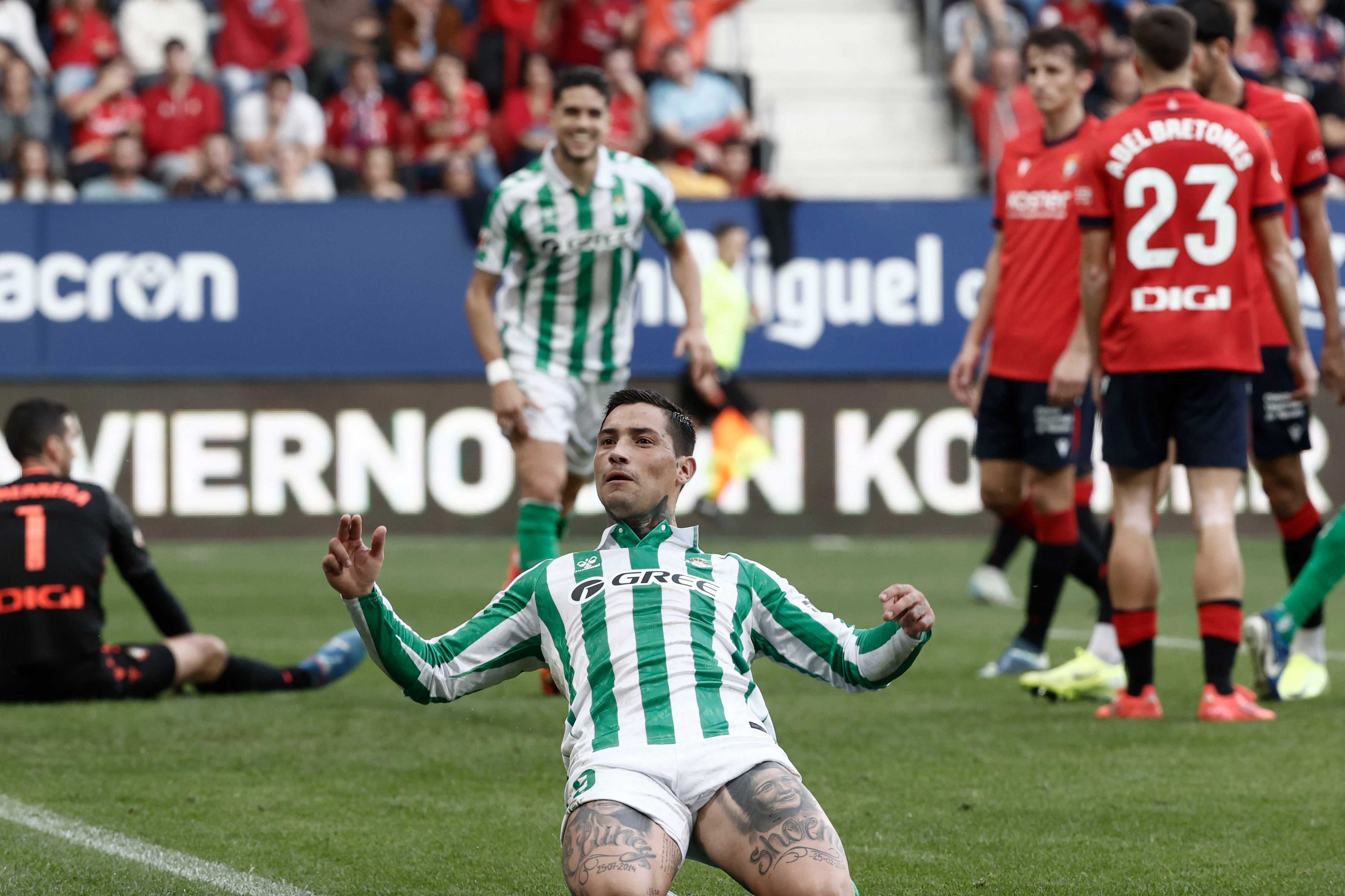 PAMPLONA, 19/10/2024.- El delantero argentino del Betis Chimy Ávila celebra tras anotar durante el encuentro correspondiente a la décima jornada de LaLiga entre el Osasuna y el Betis en El Sadar, Pamplona, Navarra, este sábado. EFE/ Jesús Diges
