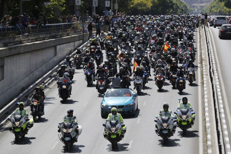 Miles de moteros salen desde el estadio Santiago Bernabéu hasta el Circuito del Jarama.