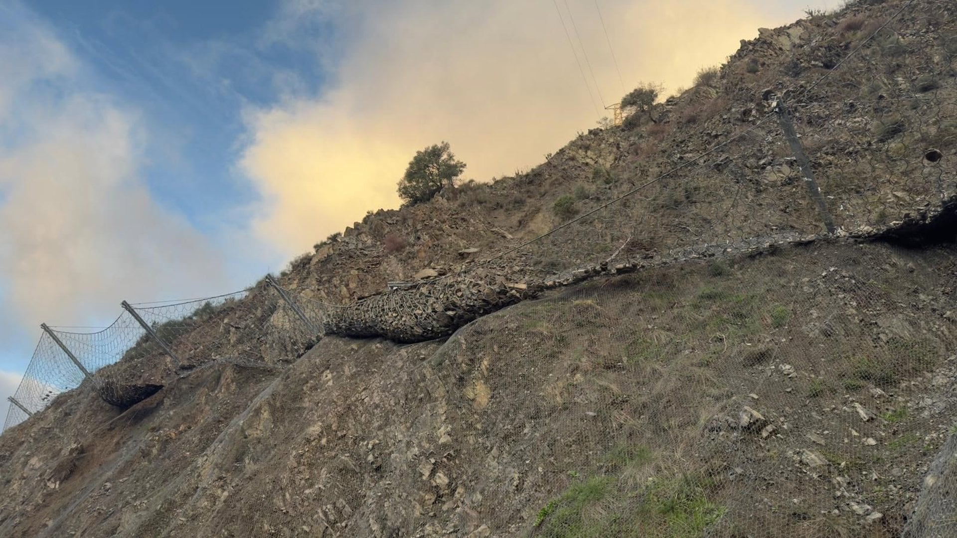 La Diputación de Málaga ha informado del corte de la carretera provincial MA-4105 de Canillas de Aceituno a Sedella debido a que las mallas de contención están totalmente colmatadas por materiales desprendidos por efecto de las lluvias..