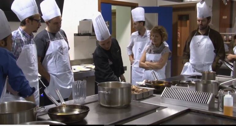 Cocinero en una acción formativa en las instalaciones de la Escuela de Cocina