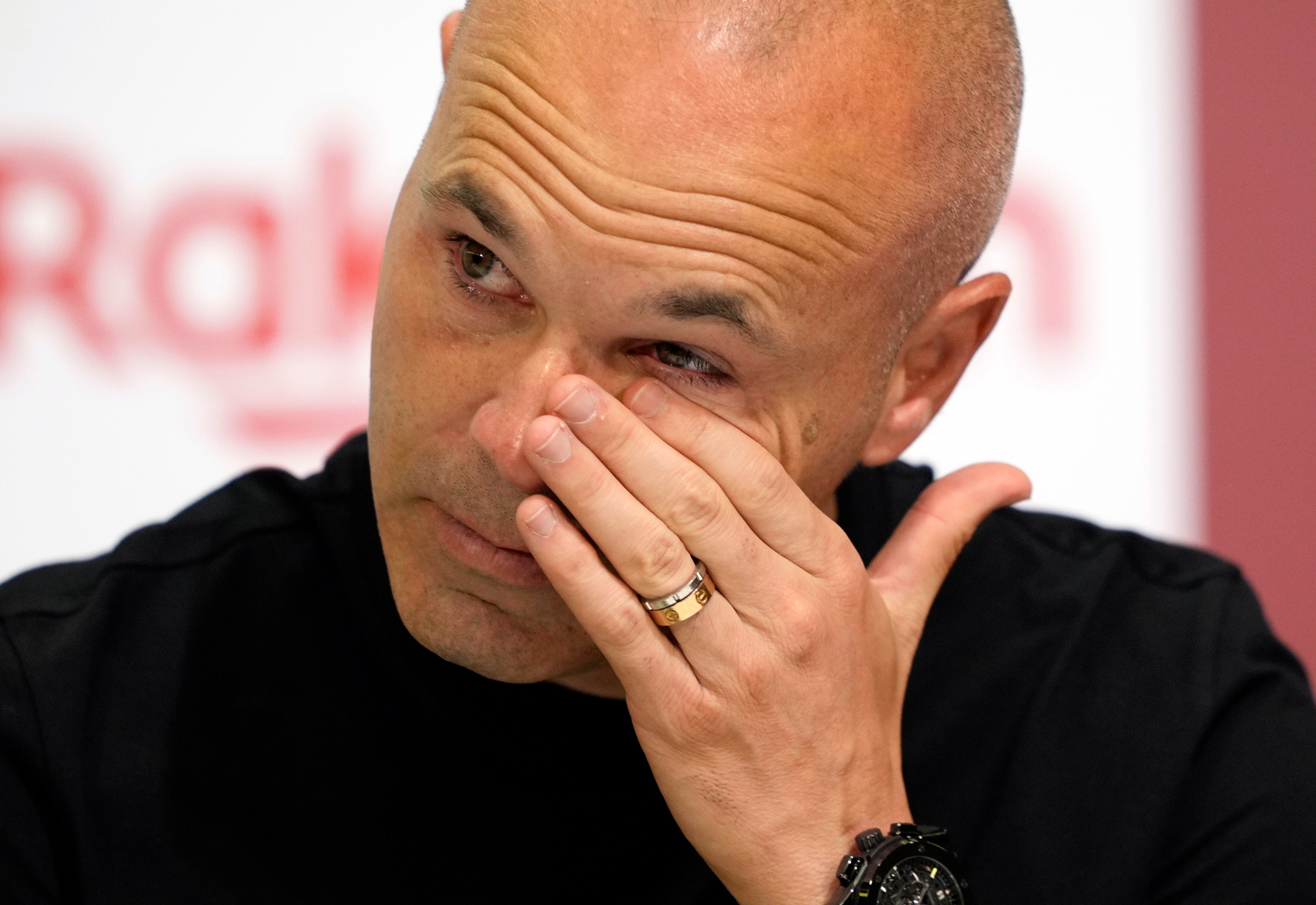 Iniesta se seca las lágrimas en la rueda de prensa de su despedida del Vissel Kobe.