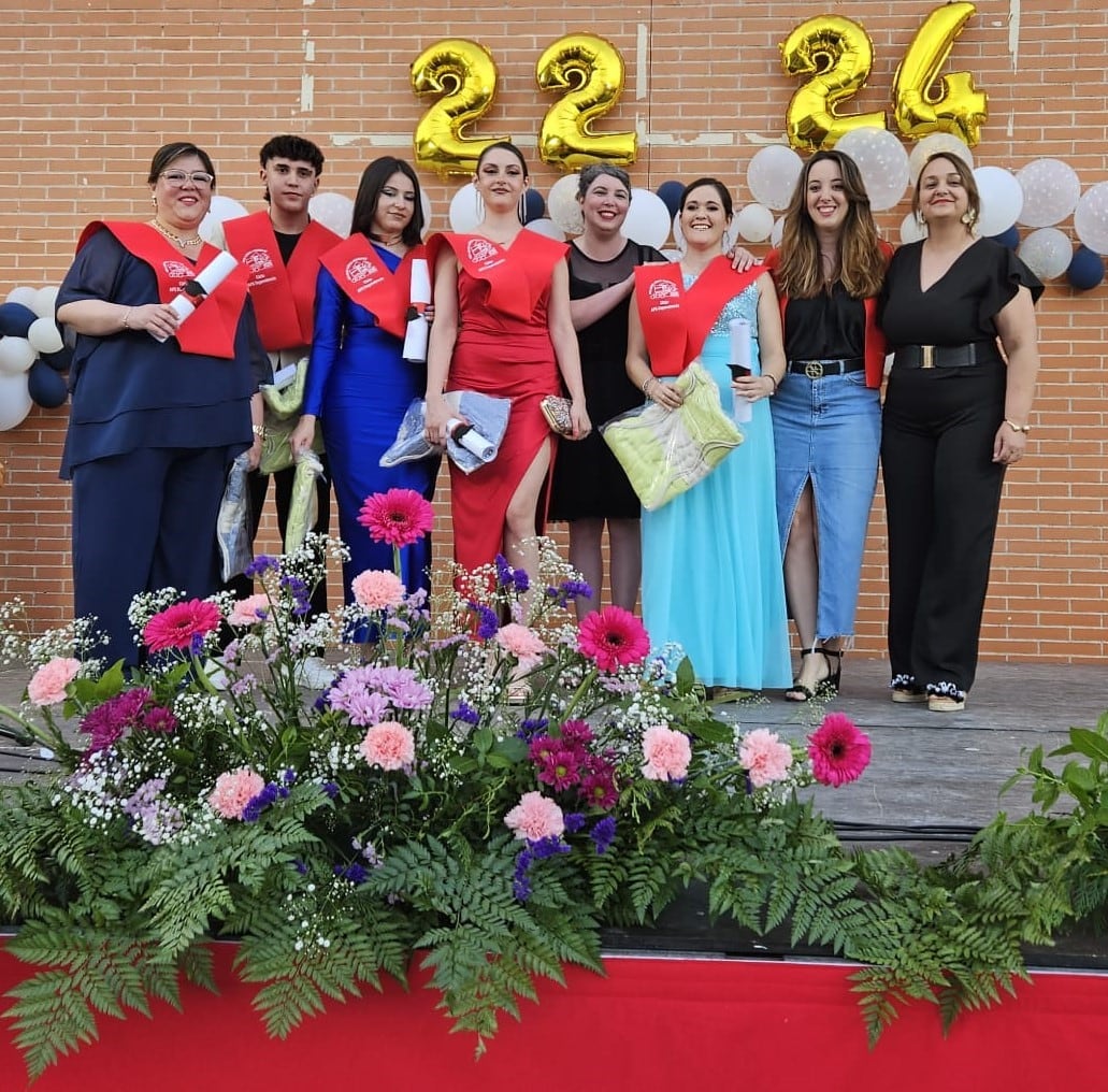 Foto de familia con alumnas y alumno del Ciclo de &#039;Atención a Personas en Situación de Dependencia&#039; y profesorado