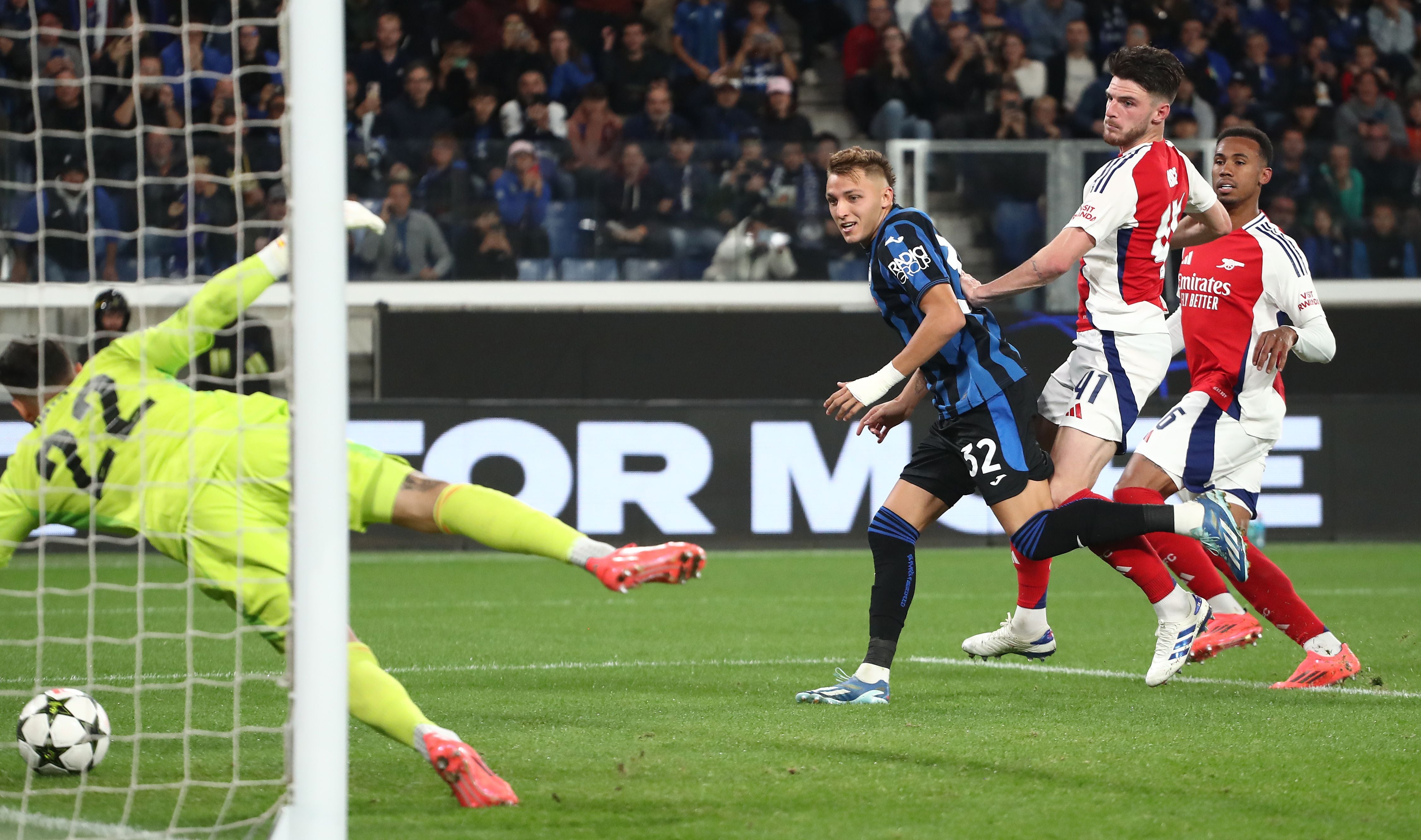 David Raya y Mateo Retegui en el Atalanta-Arsenal