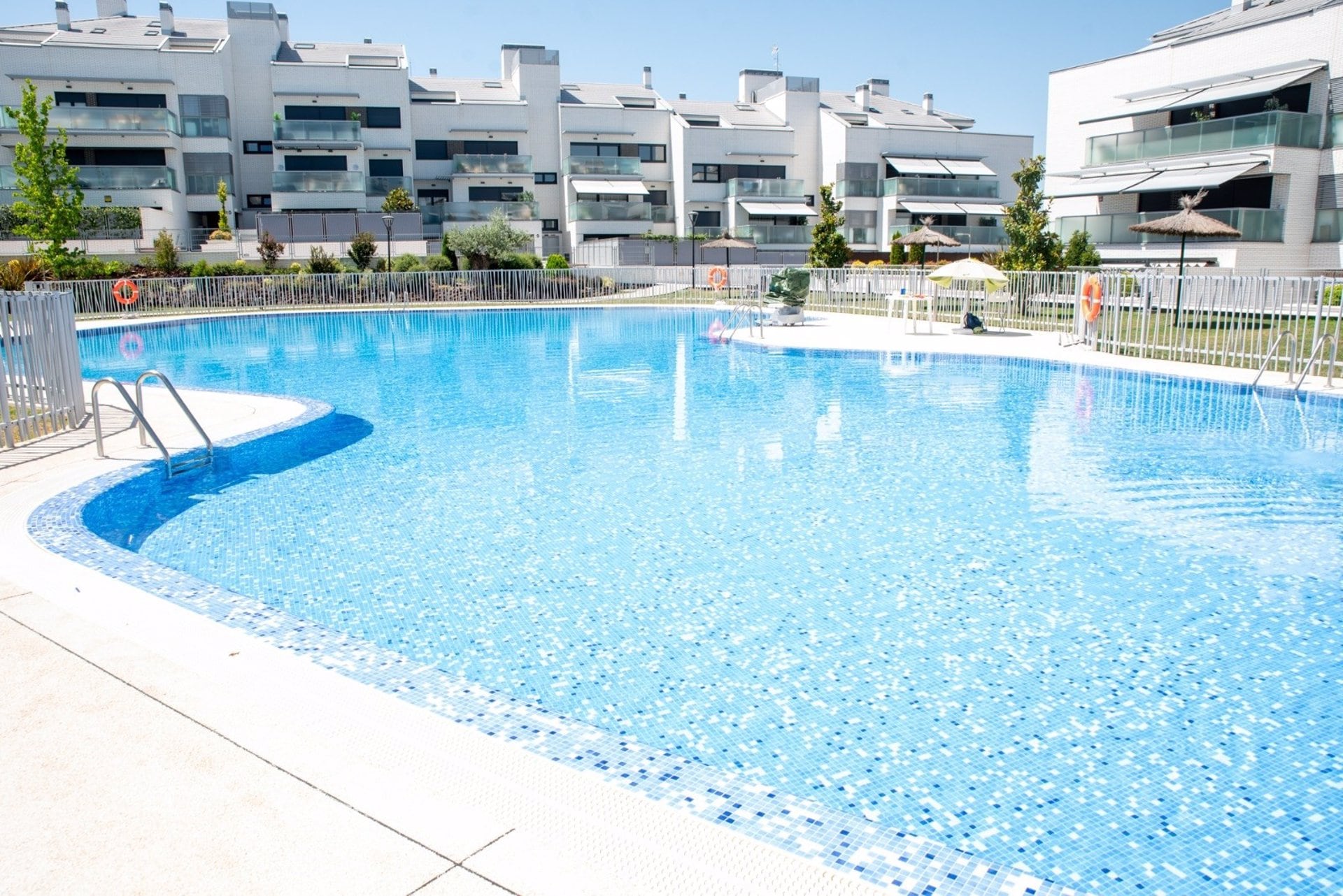 Imagen de archivo de una piscina comunitaria