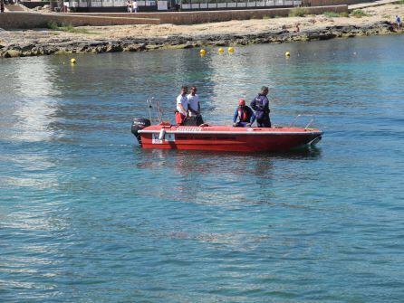 La embarcación que está sondeando el fondo