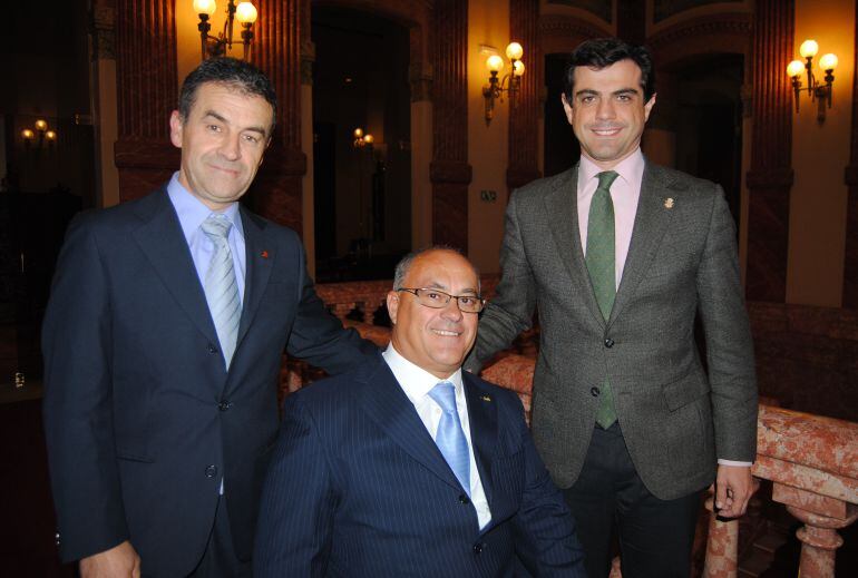 El presidente de COCEMFE, Marcelino Escobar (centro) junto a los alcaldes de Castillo de Garcimuñoz y Albacete