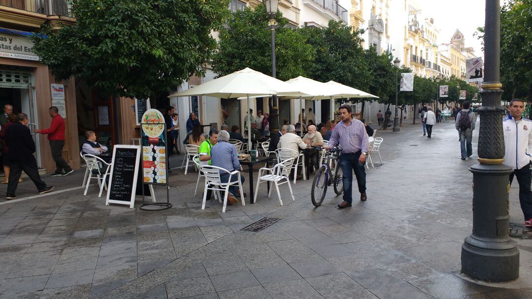 Una terraza en la calle Larga, en el centro de Jerez