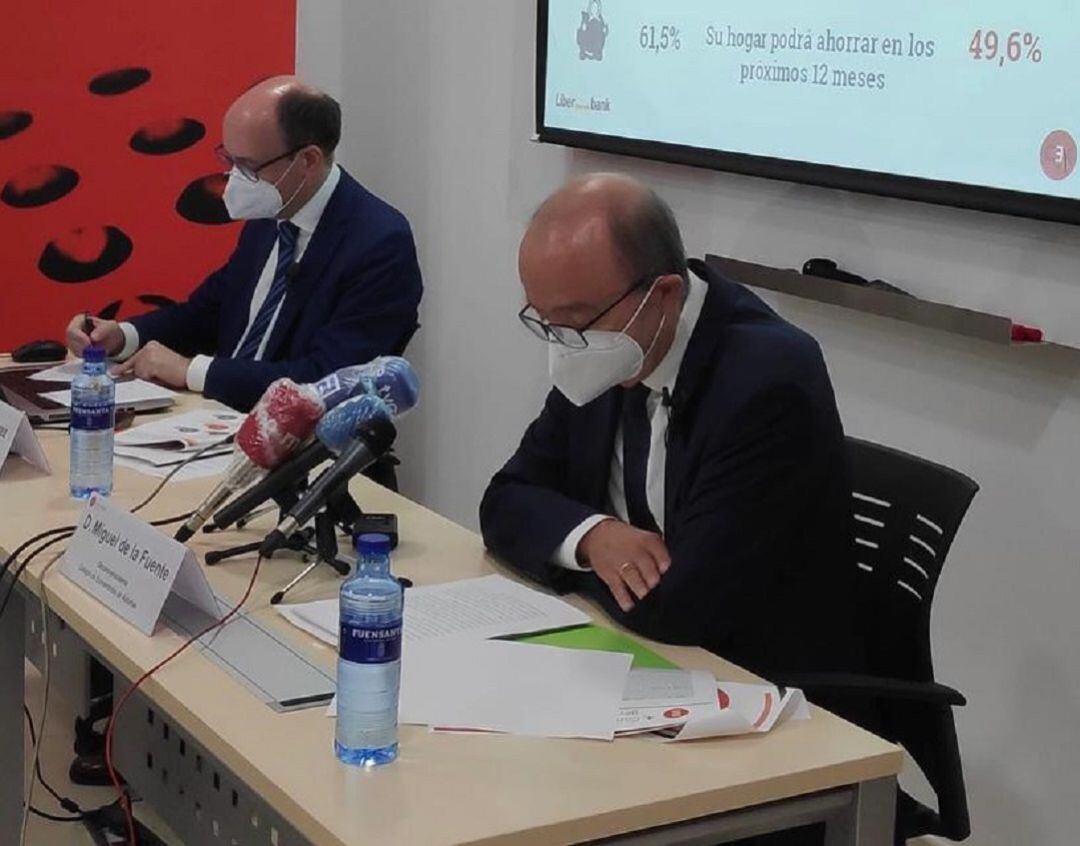 El presidente del Colegio de Economistas, Miguel de la Fuente, y el coordonador del estudio, Santiago Álvarez, en un momento de la presentación