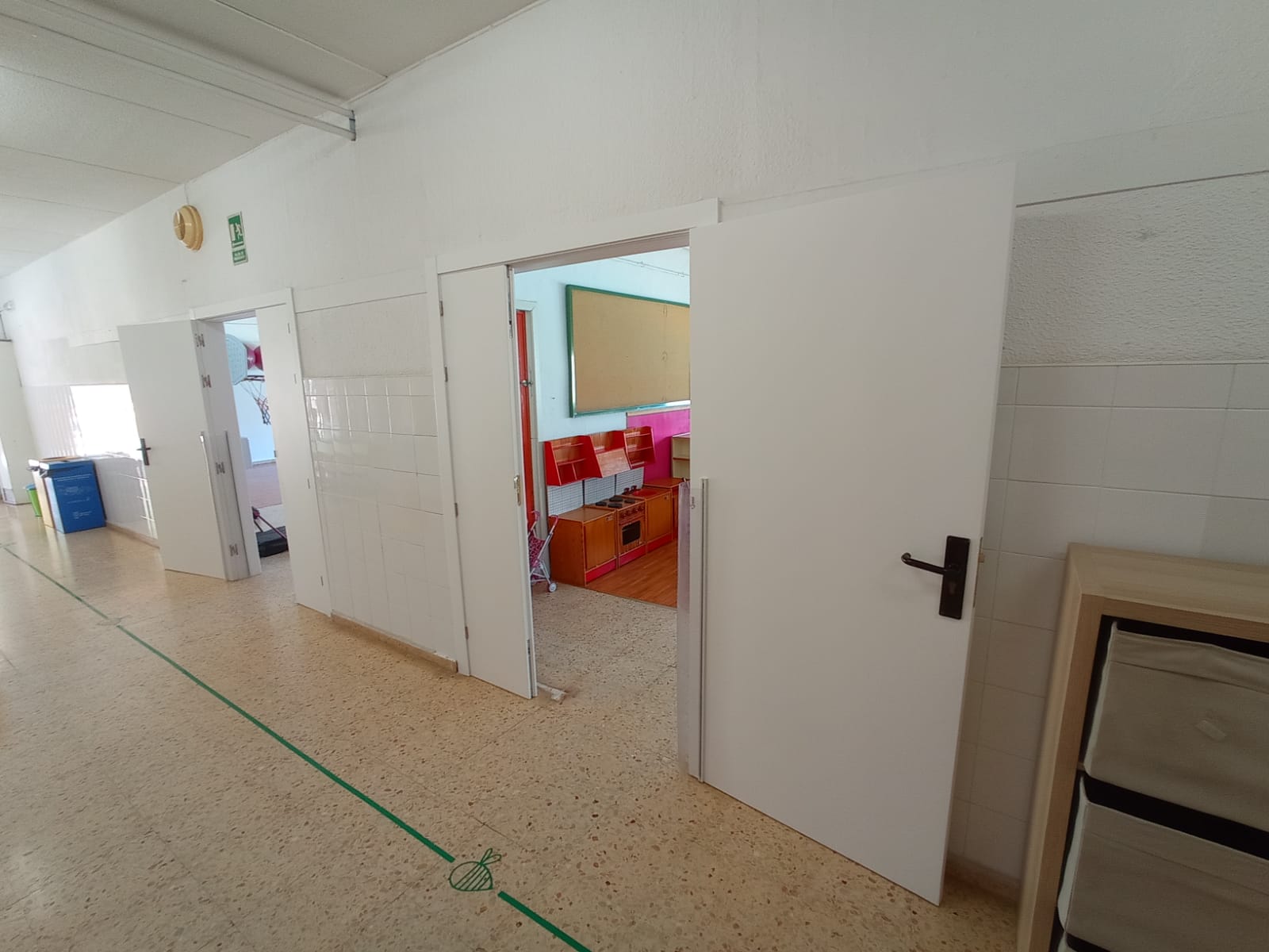 Cambio de puertas del colegio Cervantes de Dénia.