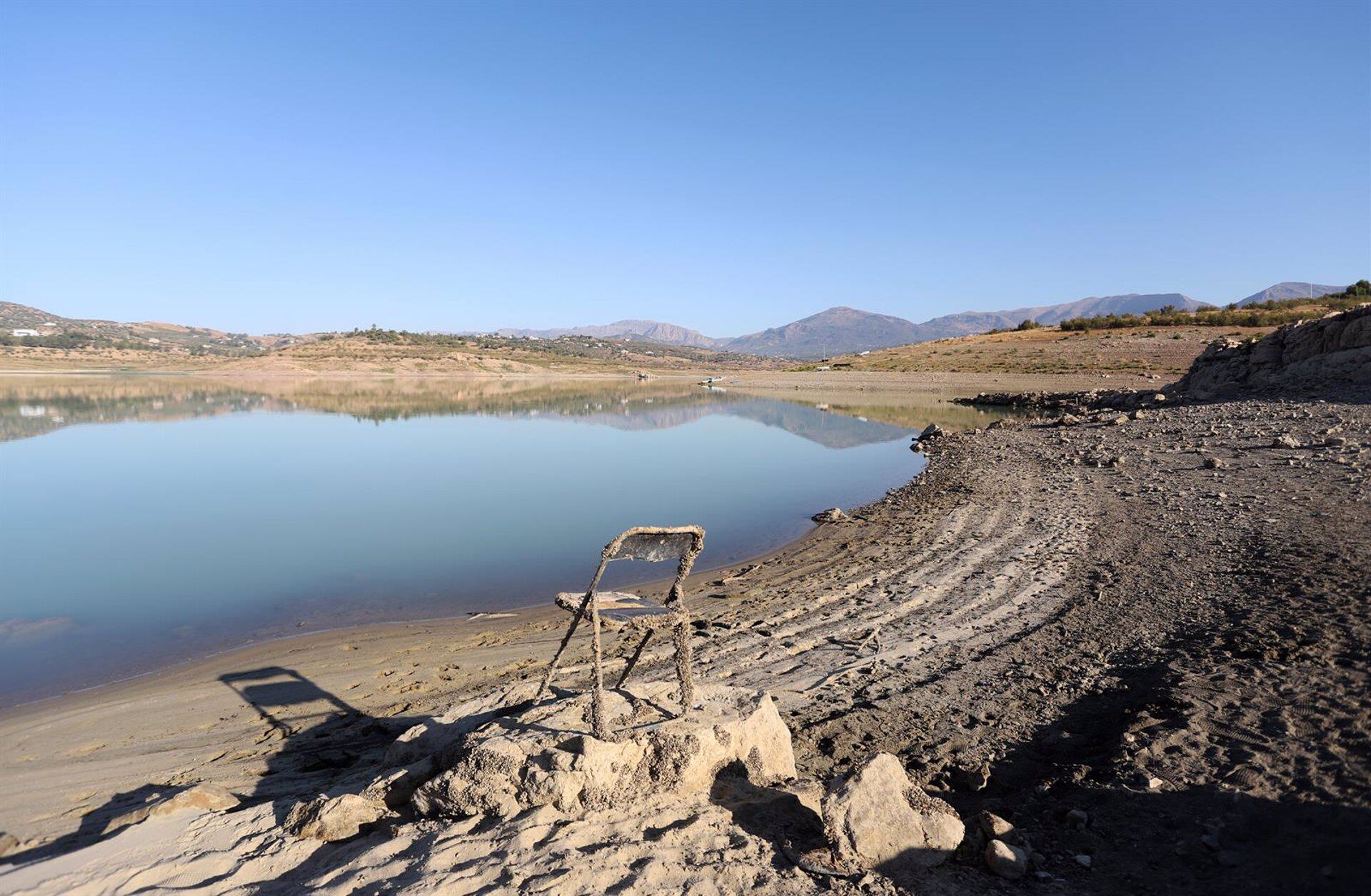 El pantano de La Viñuela situado en el término de Vélez Málaga se acerca a sus cifras mínimas históricas donde el embalse se encuentra al 12% de su capacidad, donde no llueve desde el pasado invierno y abastece a cerca de doscientos mil habitantes de 14 municipios