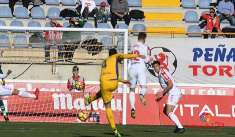 Acción del partido entre la Cultural y el Alcorcón de la temporada pasada