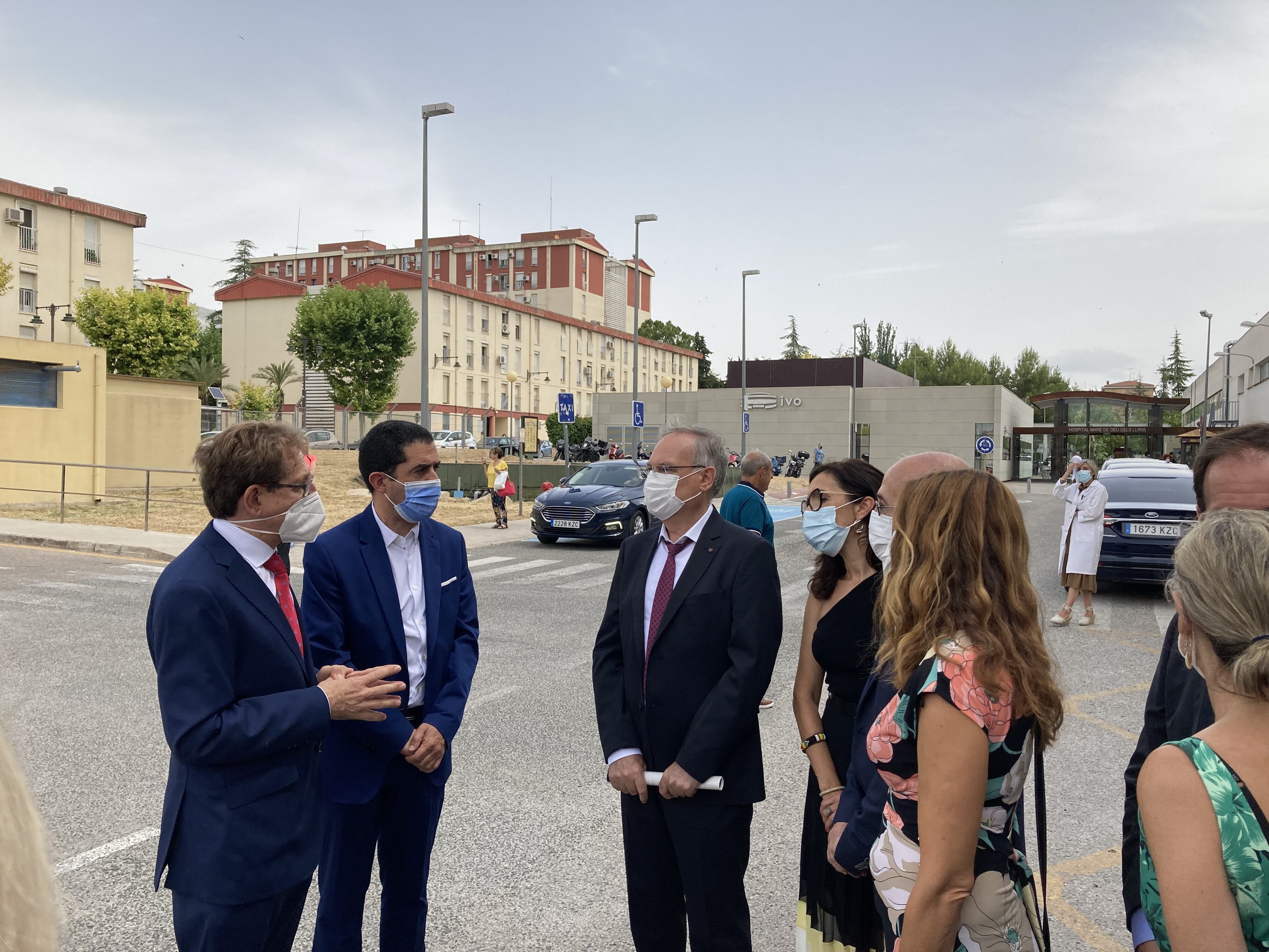 El conseller de Sanidad Universal, Miguel Mínguez, con mascarilla, es recibido por las autoridades locales y sanitarias de Alcoy también con protección facial