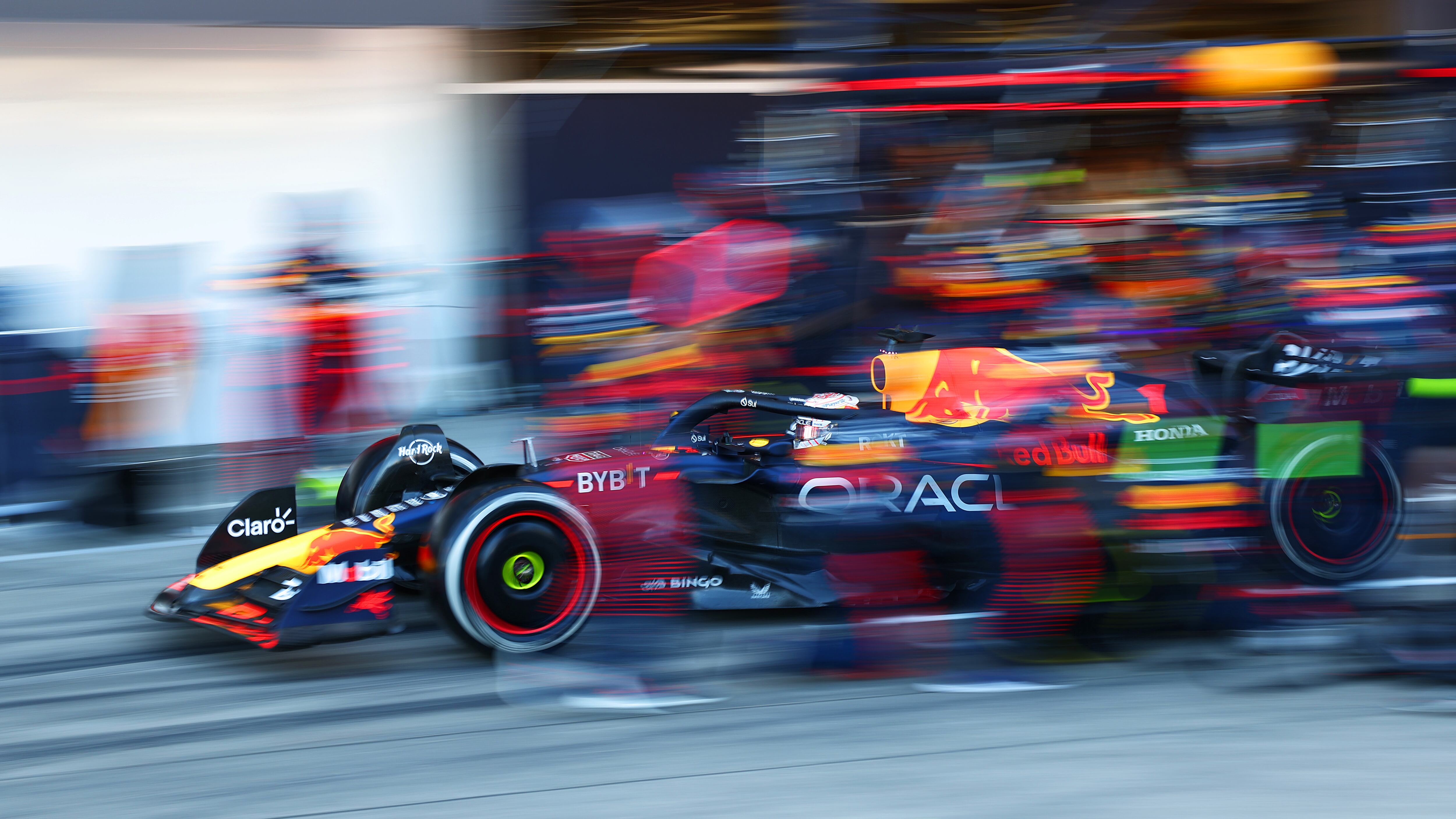 Max Verstappen, ganador del GP de Japón, durante una parada en boxes