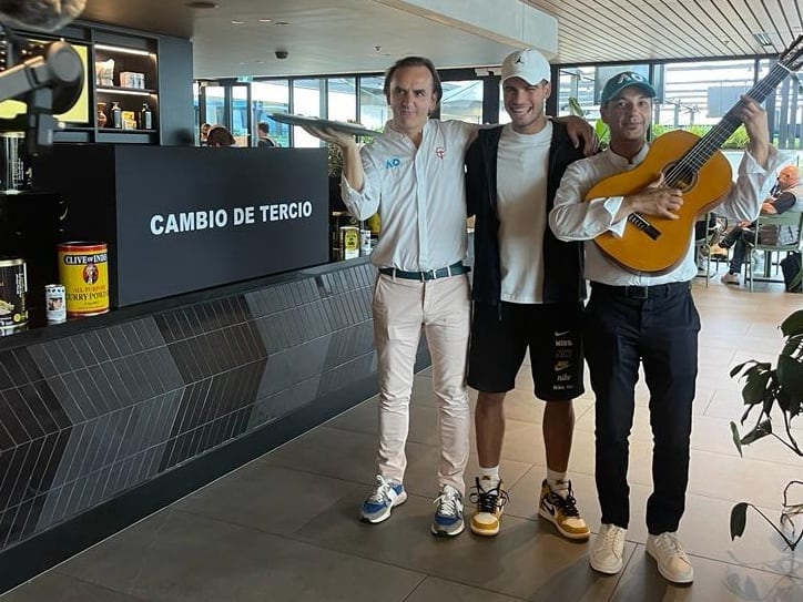 Abel Lusa, junto a Carlos Alcaraz y al guitarrita del restaurante, en el Open de Australia.