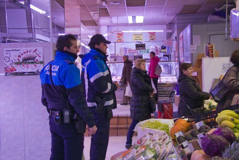 La policía municipal en un mercado 