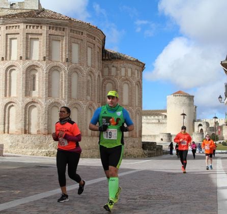 Los corredores a su paso por la iglesia de San Martín