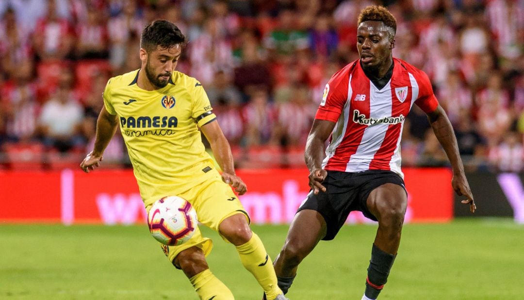 Jaume Costa (i) intenta rematar el balón ante la oposición del jugador del Athletic club de Bilbao Williams (d)