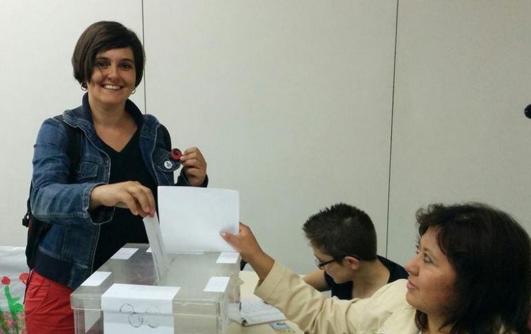 Águeda Bañón votant en les passades eleccions municipals