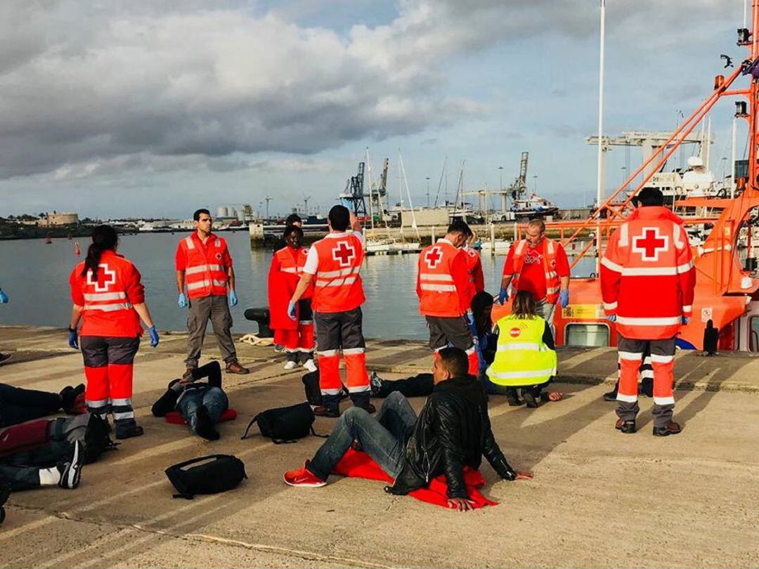 Imagen de archivo de Cruz Roja atendiendo a migrantes llegados a Arrecife.