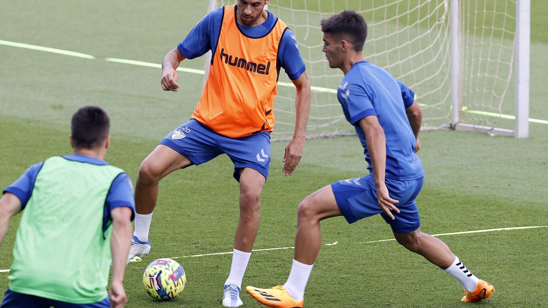 Esteban Burgos controla el balón en el entrenamiento del jueves