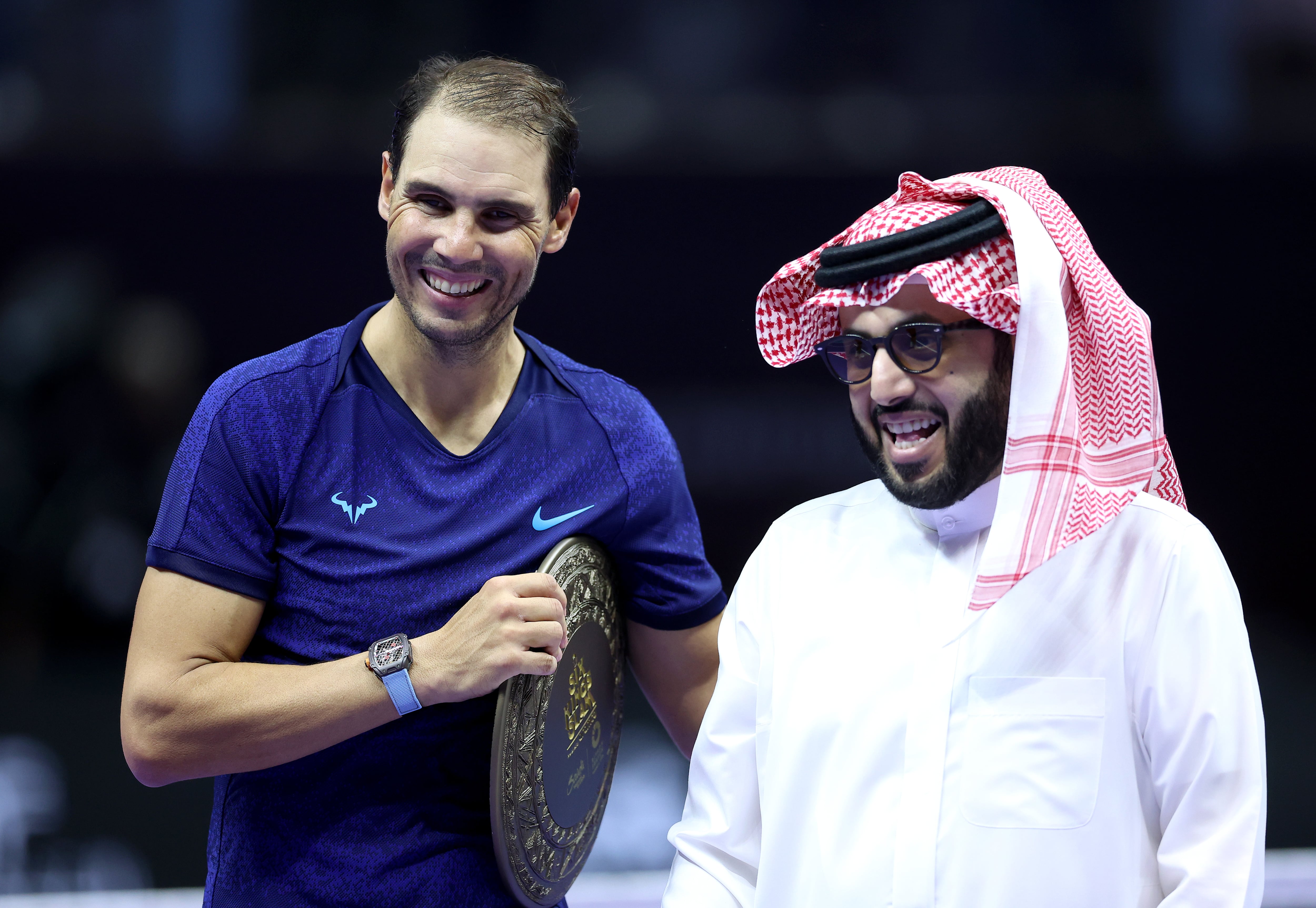 Rafa Nadal posa con el premio recibido tras finalizar su participación en el Six Kings Slam de Arabia Saudí