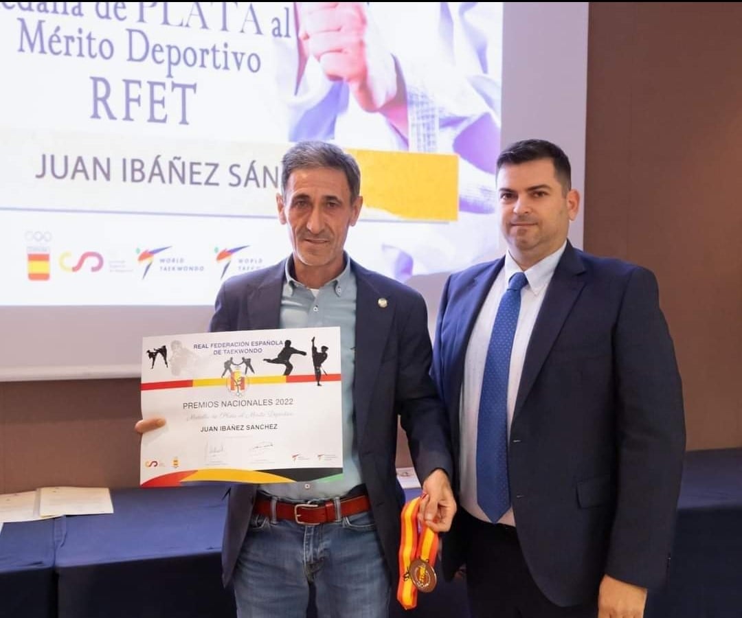 El premio fue entregado por el presidente de la Federación Andaluza de Taekwondo y Hapkido, Ismael Bernabal Ortega.