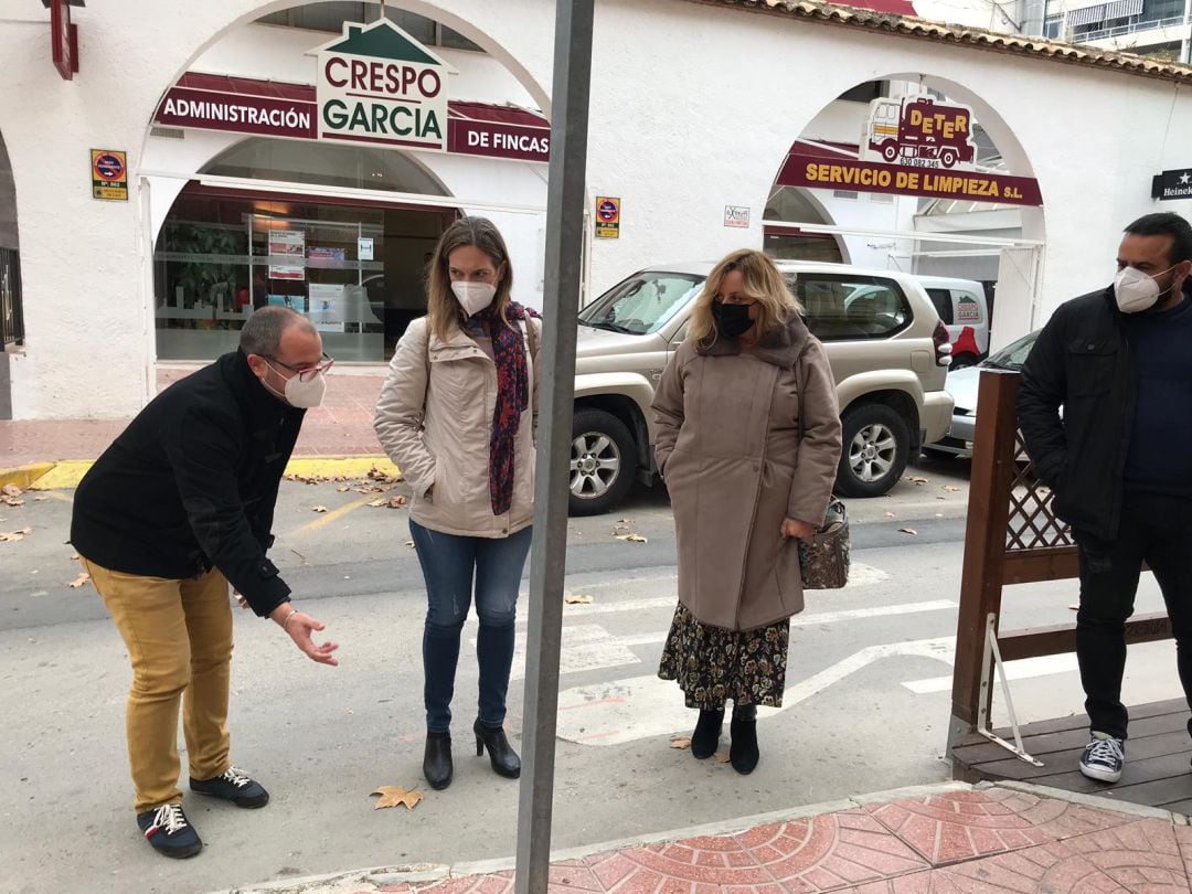 Responsables políticos y técnicos visitan las zonas donde se van a ejecutar las obras para adecuar las aceras.