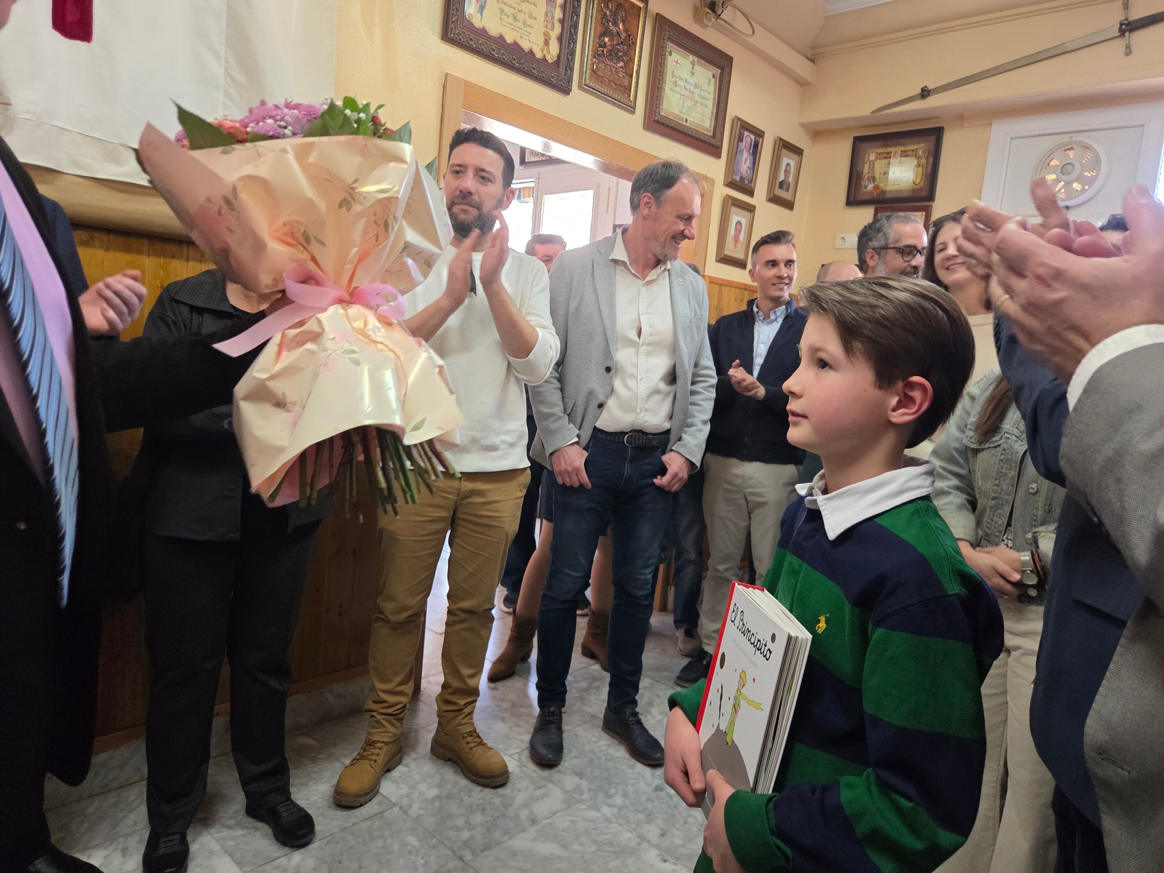 El Sant Jordiet, Mateo Vilaplana Blaak, amb un exemplar del llibre 'El principito'