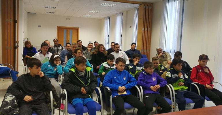 Los integrantes de la selección alevín de fútbol sala de Jaén en una reunión informativa en la Federación Jiennense de Fútbol.