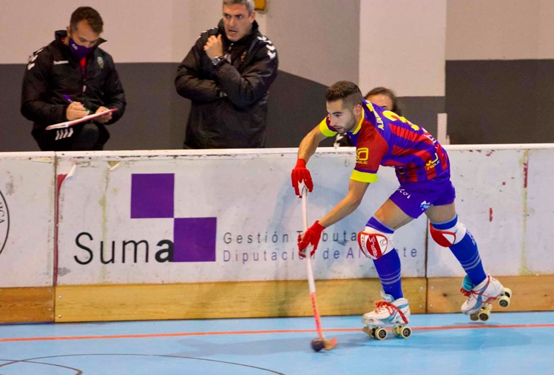 Lorenzo Pastor dando instrucciones a Agustín Domínguez durante un partido junto a Antonio Reina