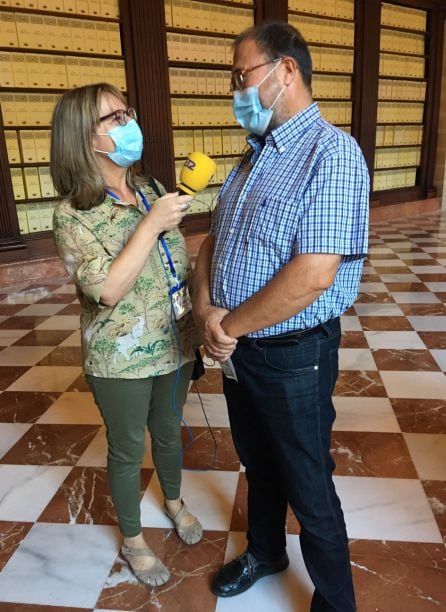 Gerardo García León, doctor en Historia y archivero, con Mar Badía en el Archivo de Indias