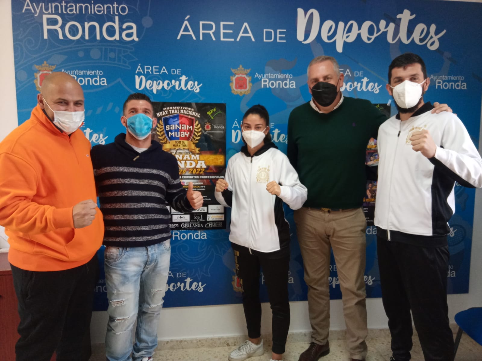 El delegado de Deportes, Carlos Mirasol, junto a miembros del Club ‘Lum King Ko’ de Ronda