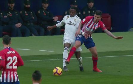 Fotograma de la jugada entre Correa y Vinicius