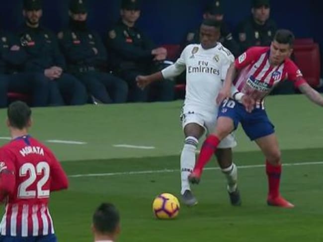 Fotograma de la jugada entre Correa y Vinicius