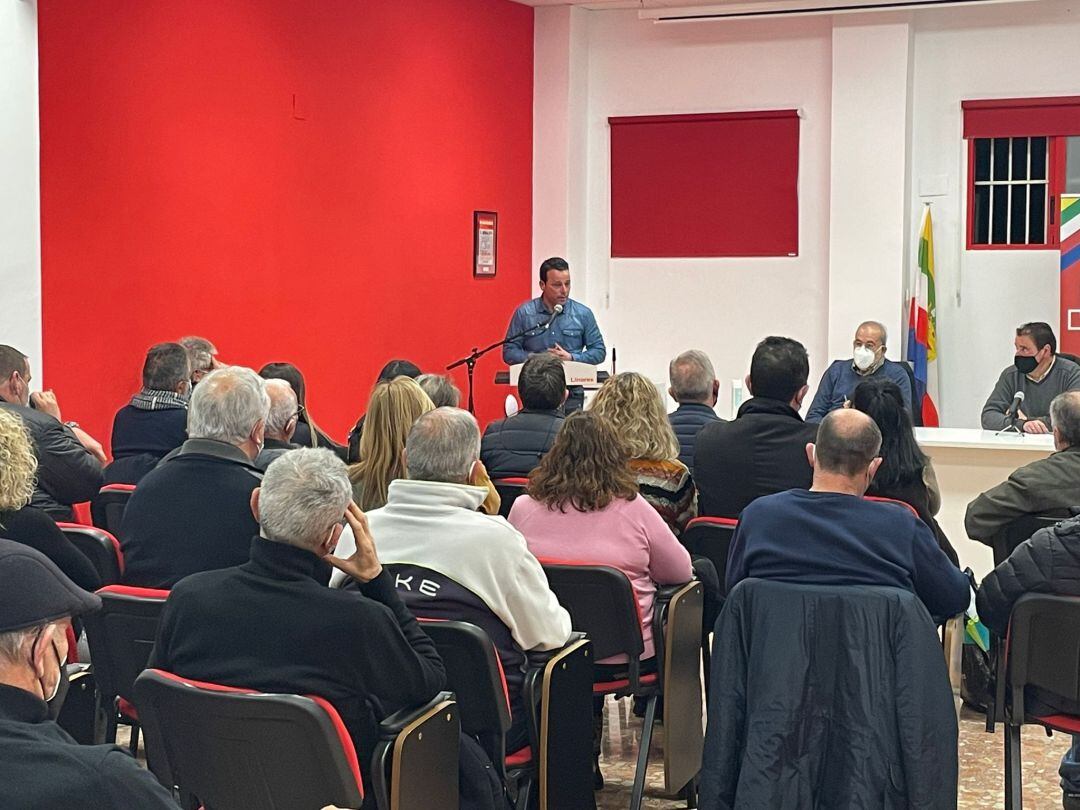 Momento de la asamblea extraordinaria en el PSOE de Linares.