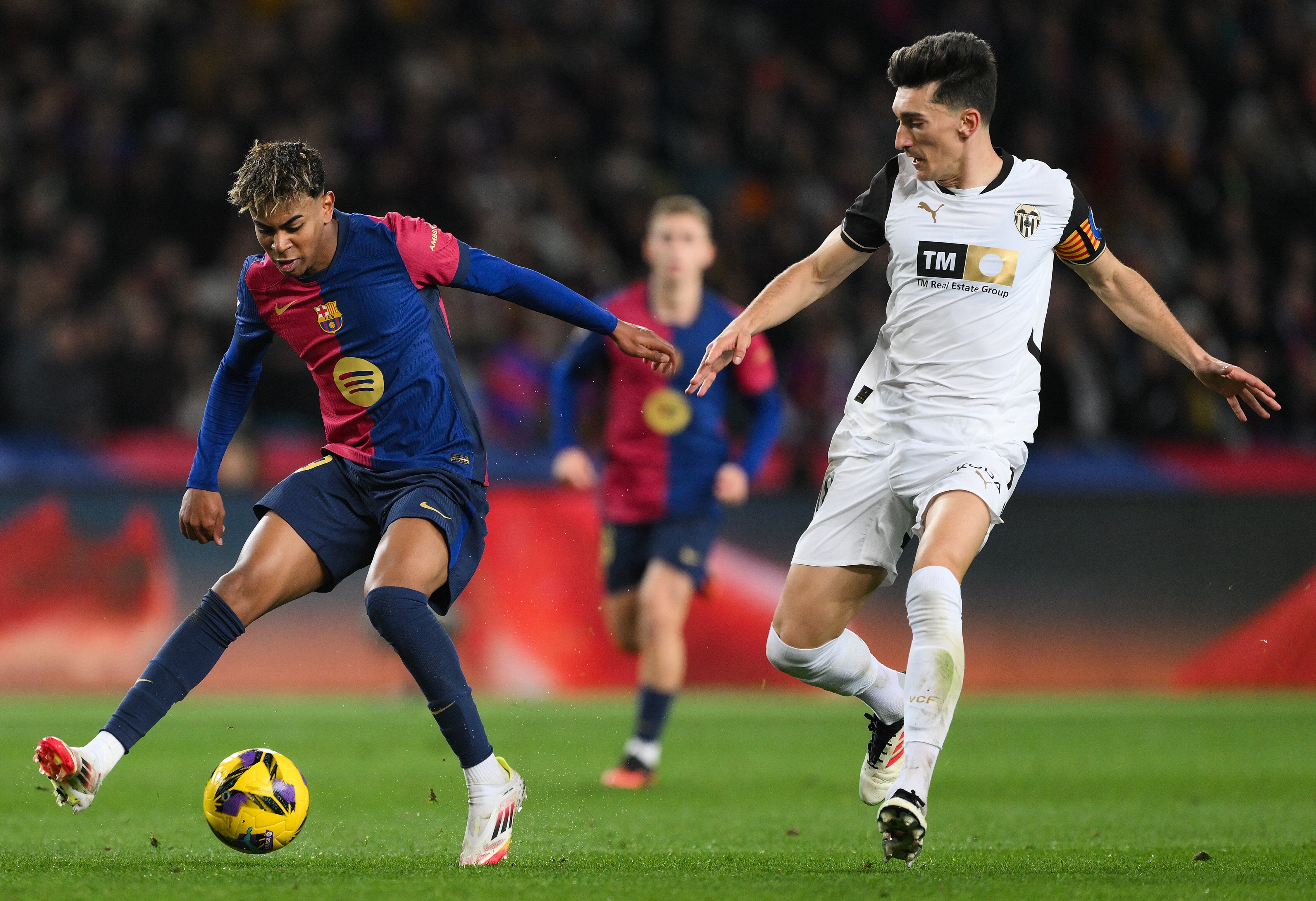 Lamine Yamal y Pepelu, durante el Barça-Valencia de LaLiga