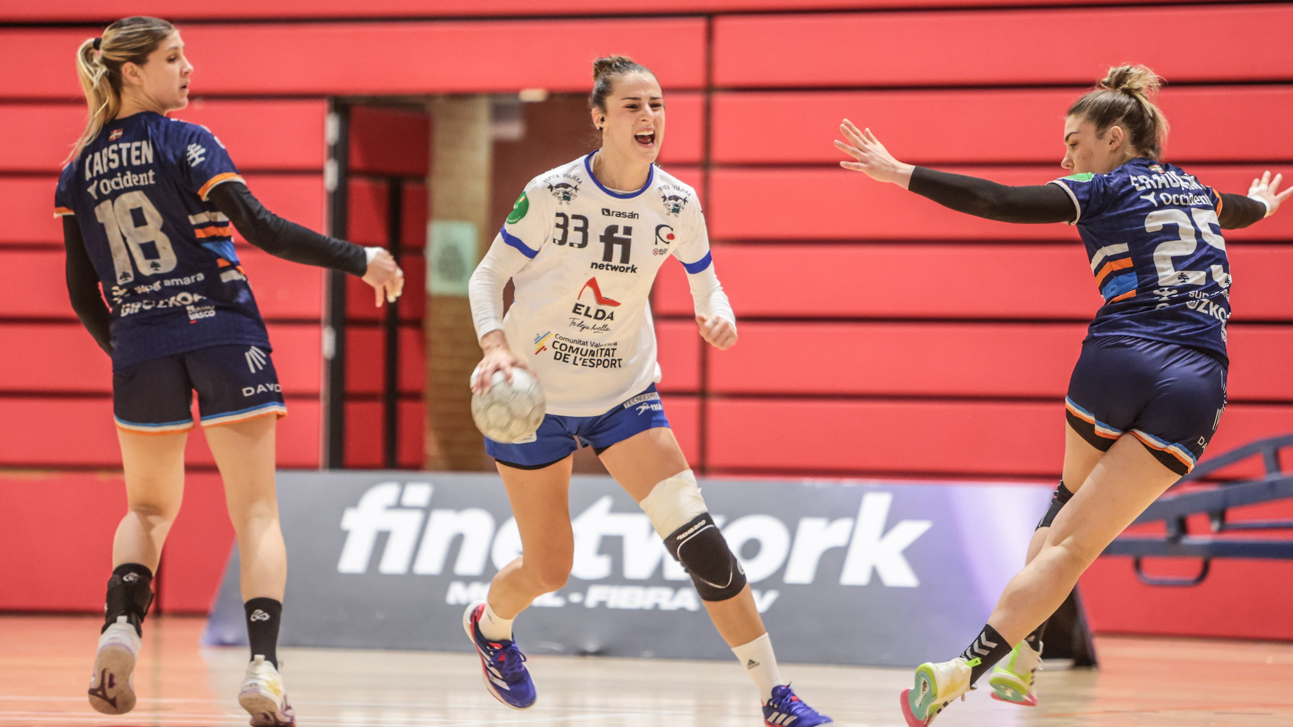 Bea Escribano deja la pista y se sienta en el banquillo del Elda Prestigio