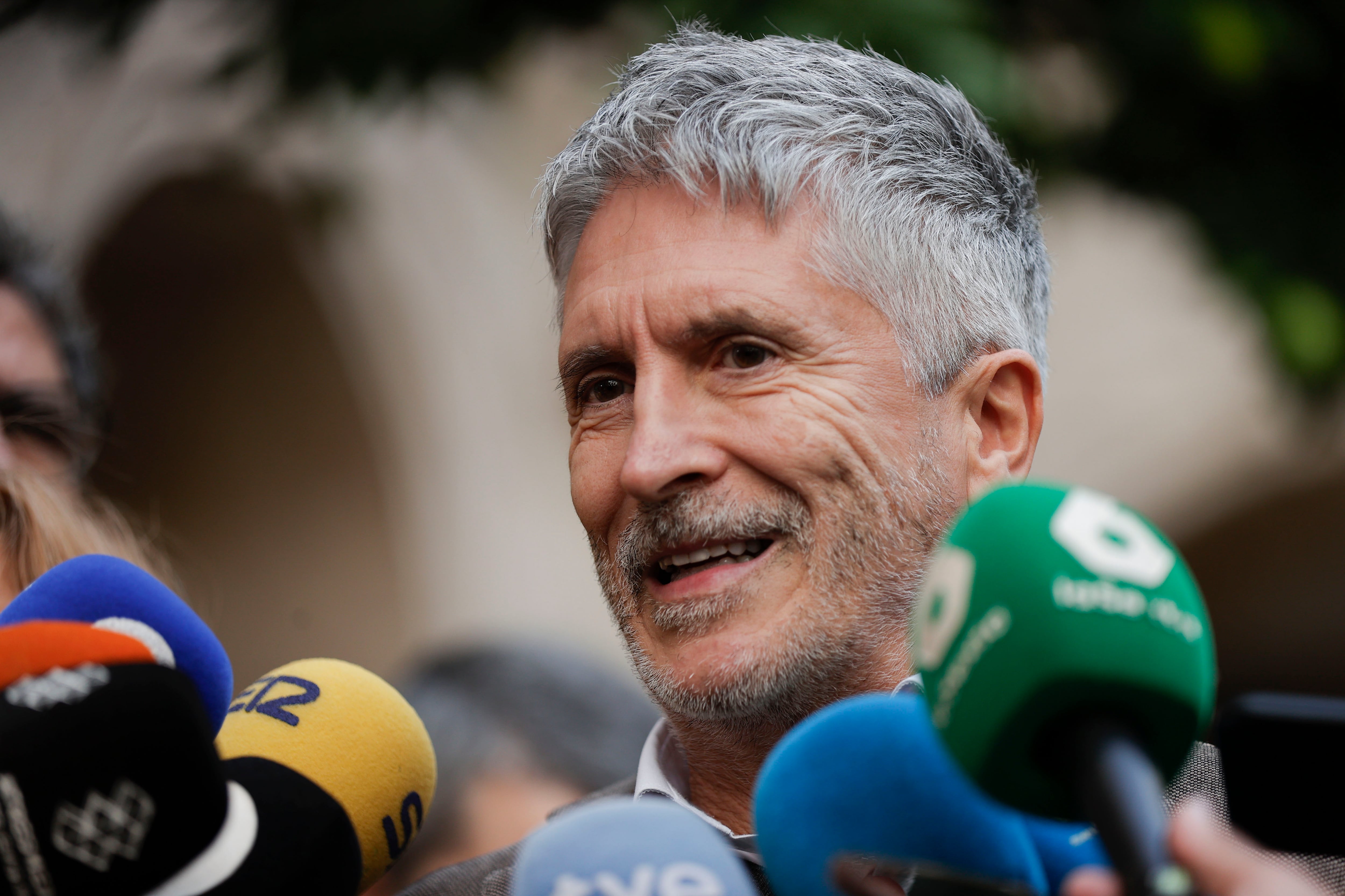 VALENCIA, 14/11/2024.- El ministro del Interior, Fernando Grande-Marlaska, atiende a los medios tras asistir a la reunión del Centro de Coordinación Operativa Integrada (Cecopi), el órgano que gestiona la emergencia por la dana en Valencia, este jueves. EFE/ Manuel Bruque
