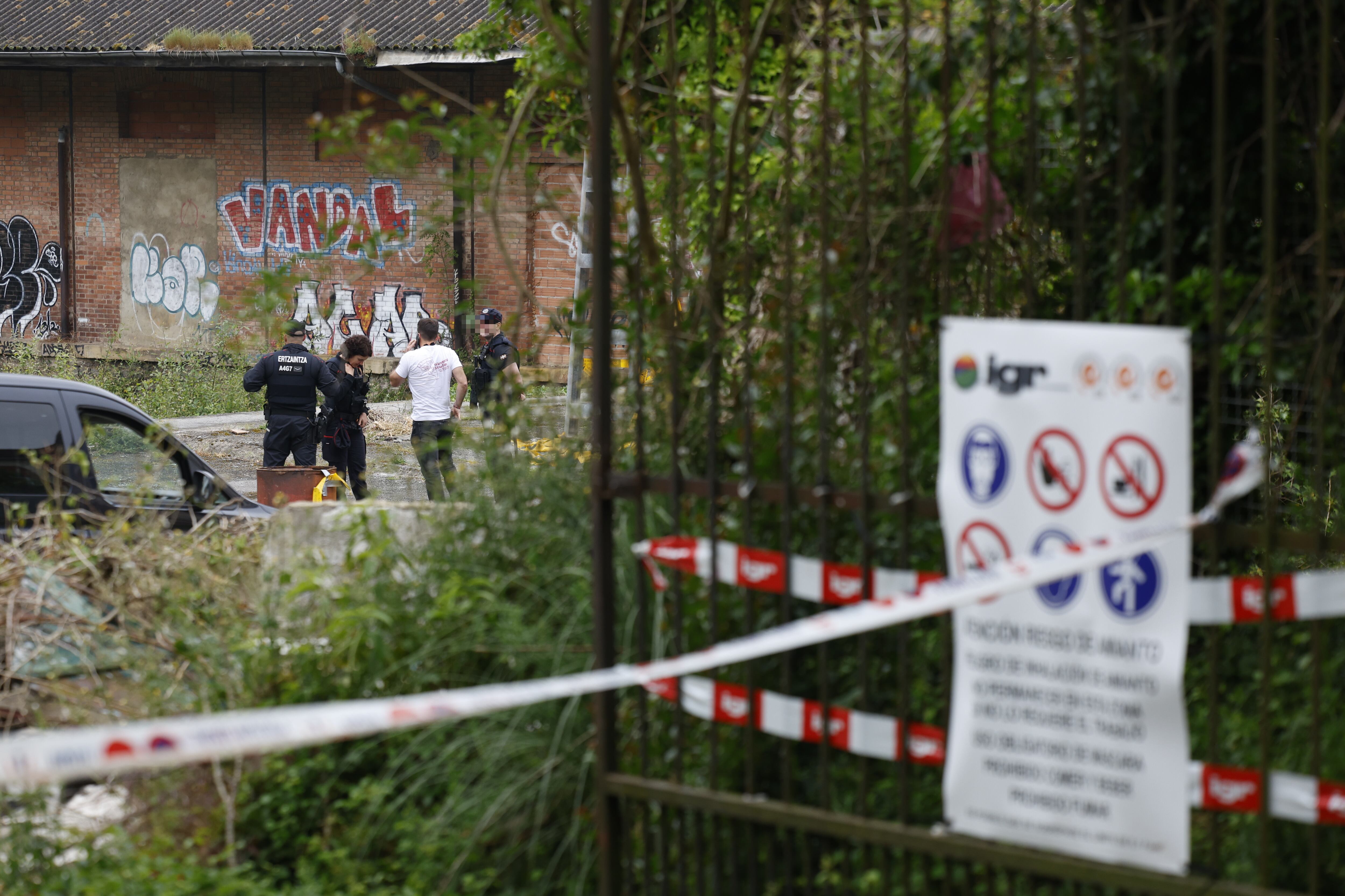 IRUN (GIPUZKOA), 28/04/2026.- La Ertzaintza ha abierto diligencias para esclarecer la muerte de un hombre posiblemente por un disparo en la madrugada de este martes, junto a una chabola en un barrio del municipio guipuzcoano de Irun. El departamento de Seguridad ha informado de que las primeras indagaciones realizadas apuntan a que el fallecimiento se habría producido por las lesiones producidas por un arma de fuego. EFE/ Juan Herrero