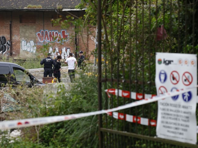 IRUN (GIPUZKOA), 28/04/2026.- La Ertzaintza ha abierto diligencias para esclarecer la muerte de un hombre posiblemente por un disparo en la madrugada de este martes, junto a una chabola en un barrio del municipio guipuzcoano de Irun. El departamento de Seguridad ha informado de que las primeras indagaciones realizadas apuntan a que el fallecimiento se habría producido por las lesiones producidas por un arma de fuego. EFE/ Juan Herrero