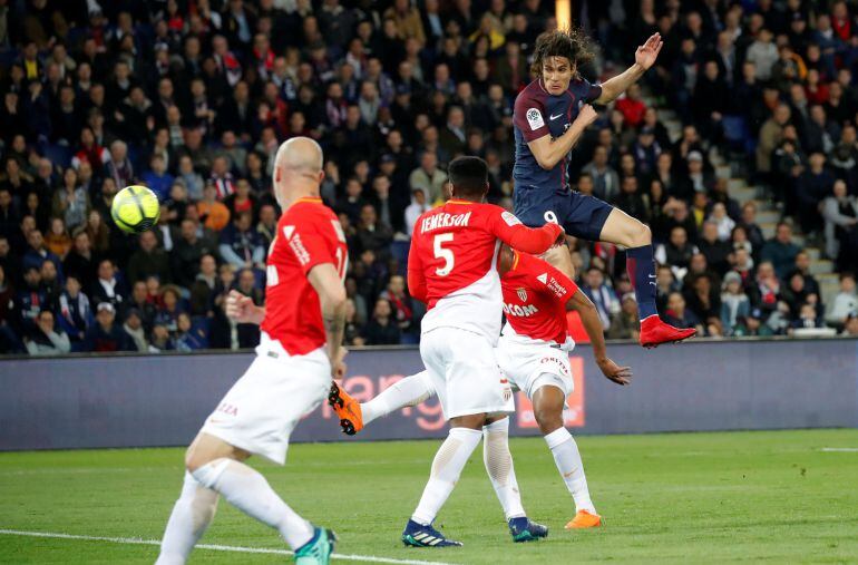 Cavani, después de rematar a puerta en el partido ante el Mónaco