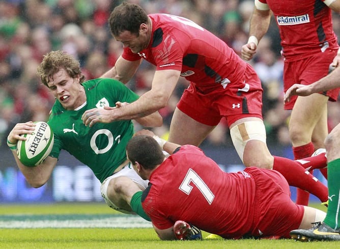 El jugador de Irlanda Andrew Trimble es placado en el encuentro ante Gales correspondiente a la segunda jornada del Seis Naciones.