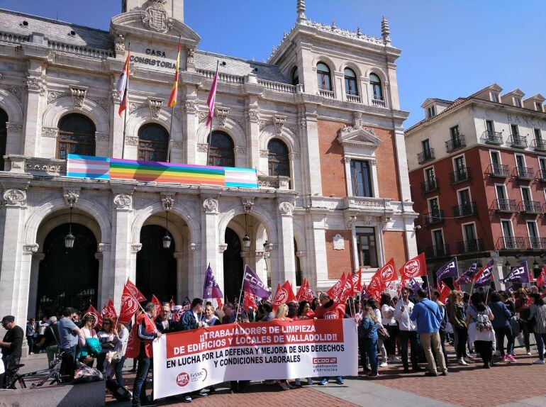 Concentración de trabajadores de limpieza en la Plaza Mayor