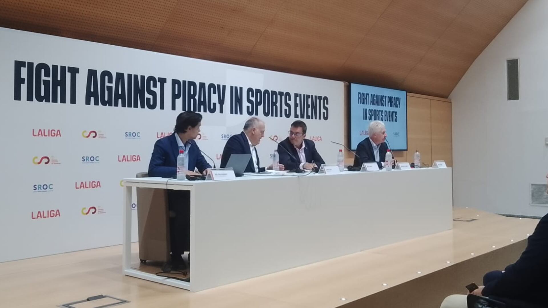 En el centro, el presidente de LaLiga, Javier Tebas, y el presidente del Consejo Superior de Deportes (CSD), Víctor Francos, antes de comenzar una jornada para abordar la piratería en las retransmisiones deportivas