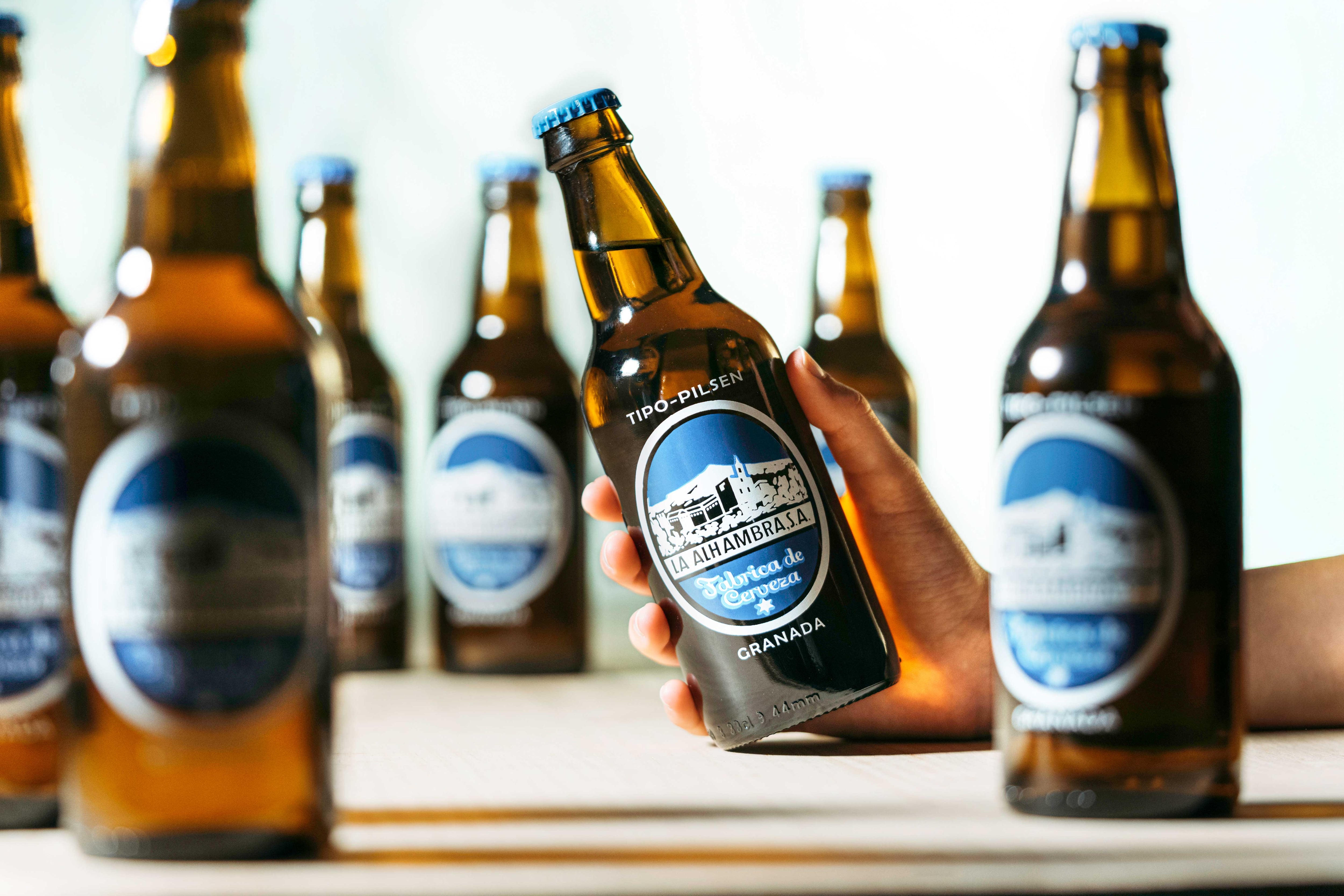 Alicante ya puede descubrir ‘El sabor del tiempo’ con la icónica botella de los 60 de Alhambra