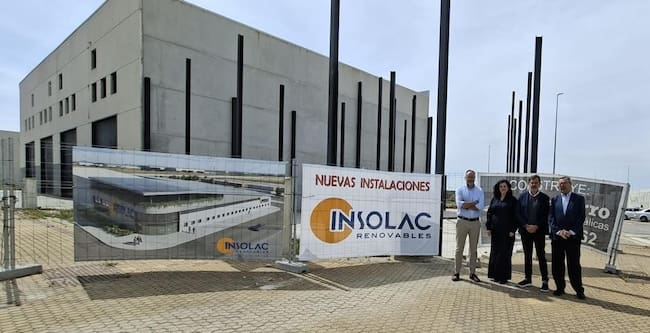 Francisco Acosta (CEO de Insolac) y Carlos García (Presidente de FICA) con el equipo técnico colaborador del proyecto de la edificación de la nueva sede (Javier Sanchez y Maria Martinez de Tejada)