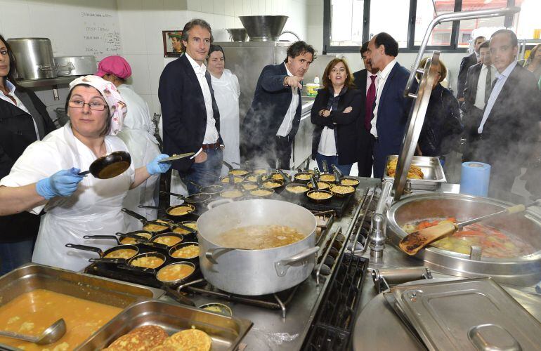 Soraya Sáenz de Santamaría, durante la visita a un centro de acogida en Cantabria.