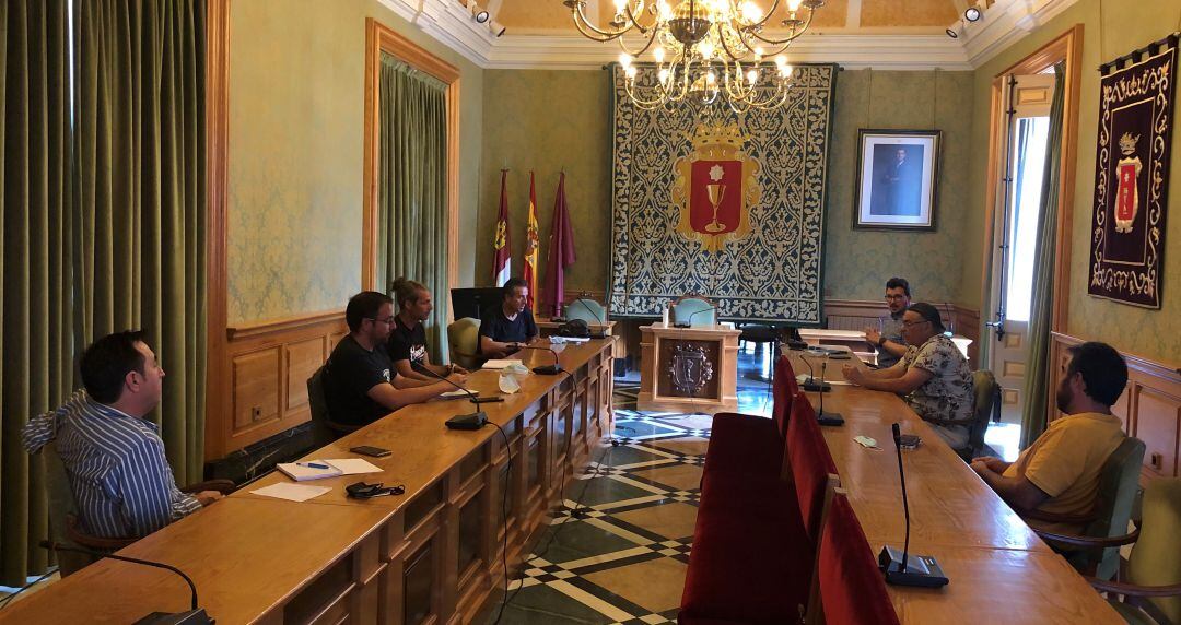 El concejal se ha reunido con las asociaciones de vecinos y empresarios del Casco Antiguo