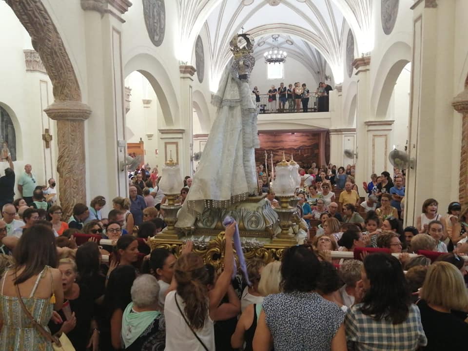 La Virgen, paseada por señoras y señoritas por interior del templo