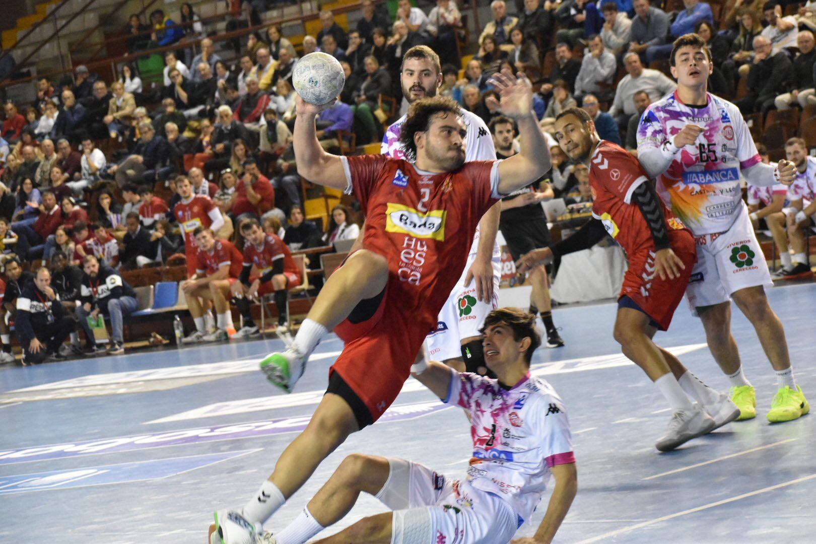 Montoya, en acción de lanzamiento sobre la portería marista